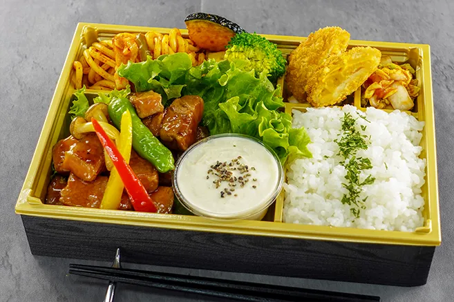 厳選牛 味噌炒めの洋食弁当 〜とろとろラクレットチーズソース〜
