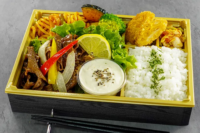 牛肉チーズダッカルビの洋食弁当 〜とろとろラクレットチーズソース〜