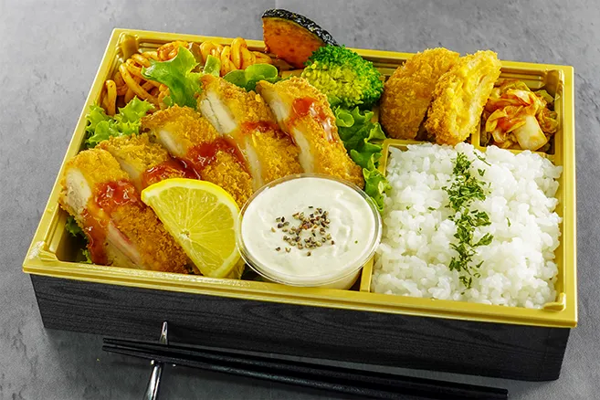  チキンカツの洋食弁当 〜とろとろラクレットチーズソース〜