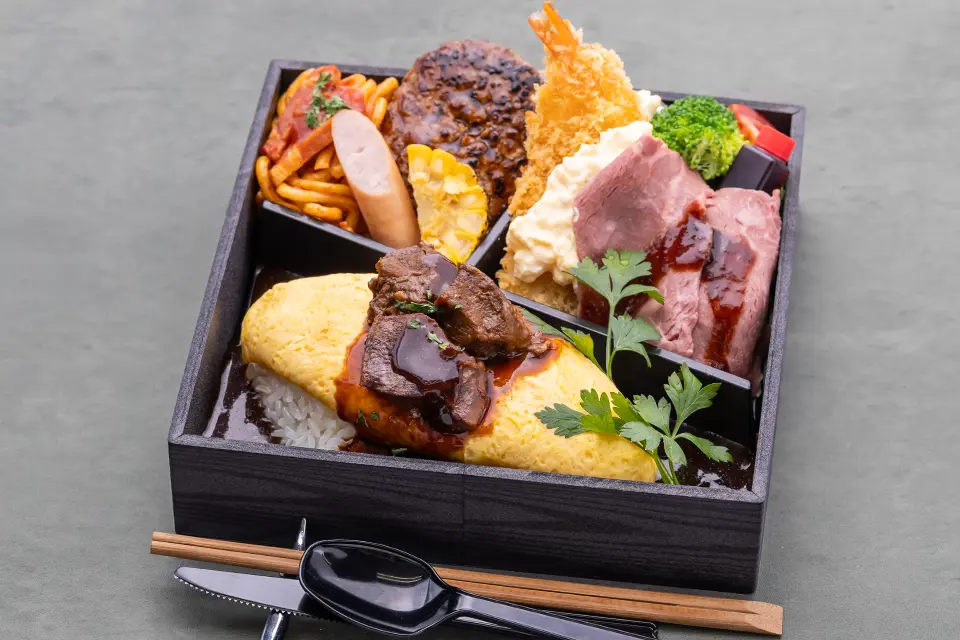 牛タンシチューのふわとろ卵オムライスと黒毛和牛ローストビーフの洋食膳