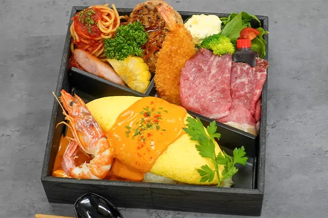 大海老アメリケーヌのふわとろ卵オムライスと黒毛和牛ローストビーフの洋食膳