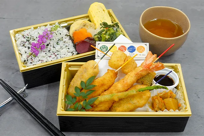 創作串揚げと梅若芽ご飯の二段重