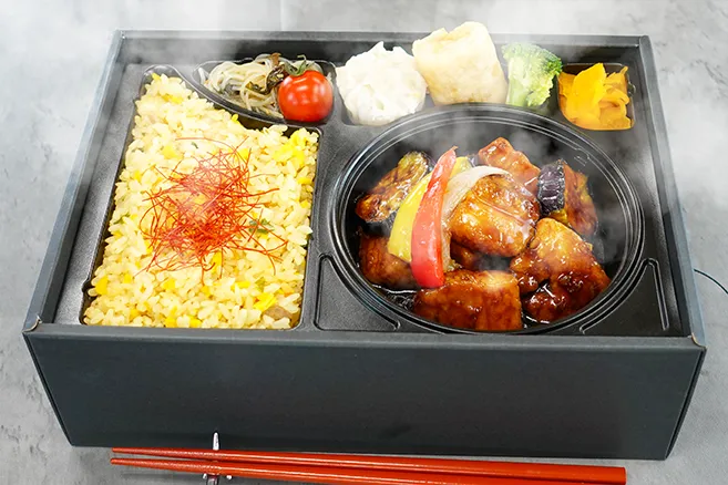もち豚の黒酢麻婆と四季菜の加熱式弁当