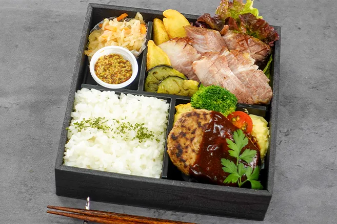 イベリコ豚の低温ローストと粗挽きハンバーグ弁当