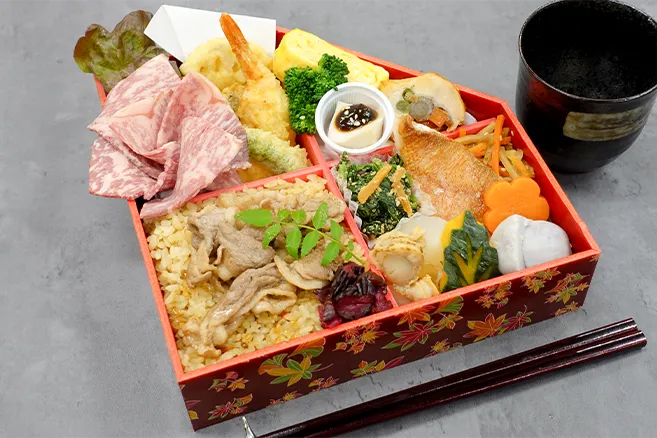 鴨すき焼き重と和牛ロースト、天ぷらの極上膳