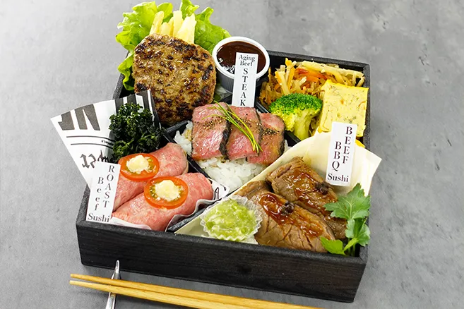 ② 炭焼きステーキ重と2種の肉寿司御膳 〜粗挽きハンバーグ〜