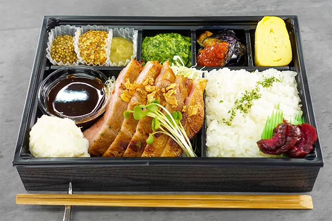 【8月1日配達分より販売】厚切りポークステーキ弁当