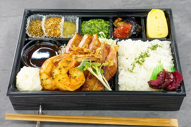 【8月1日配達分より販売】厚切りポークステーキ&ジンジャーシュリンプ弁当