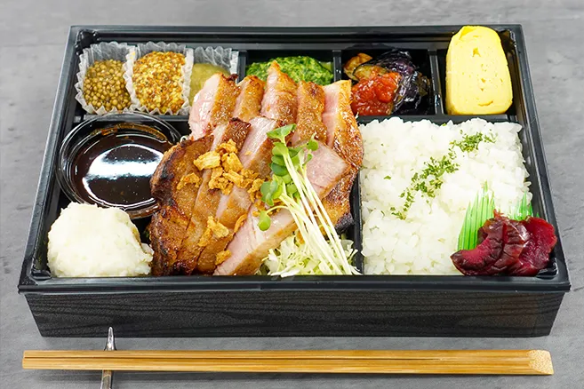 【8月1日配達分より販売】【倍盛り】厚切りポークステーキ弁当
