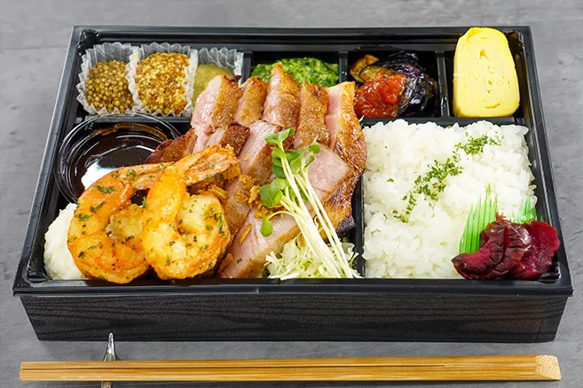 【8月1日配達分より販売】【倍盛り】厚切りポークステーキ&ジンジャーシュリンプ弁当