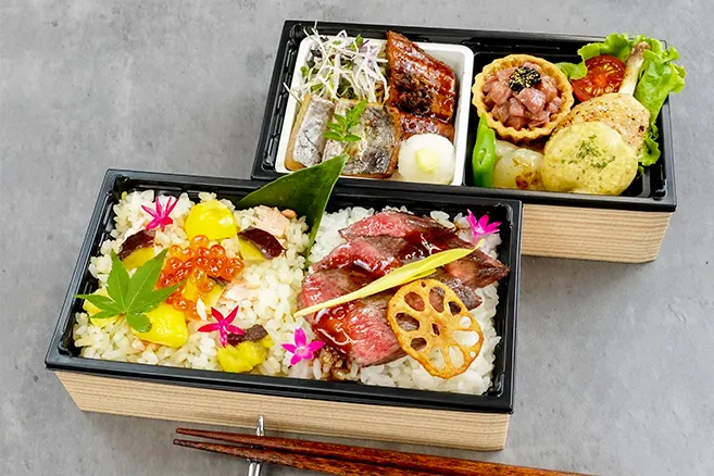 【10月11月特別価格/限定販売】秋の味覚食べ尽くし二段重 〜黒毛和牛と鳴門金時の秋鮭ご飯〜 (TOGE)